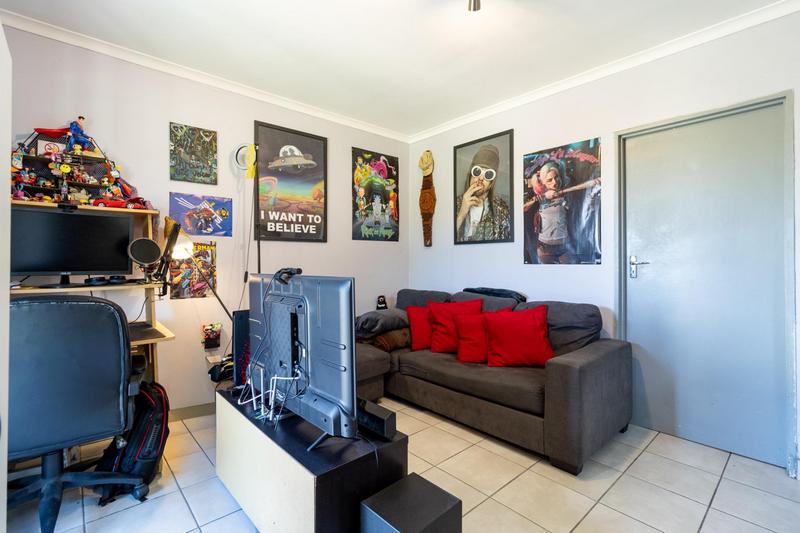 To Let 1 Bedroom Property for Rent in Loevenstein Western Cape